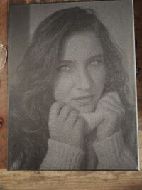 Personalisiertes Laserportr&auml;t auf schwarzer Leinwand 30 &times; 40 cm