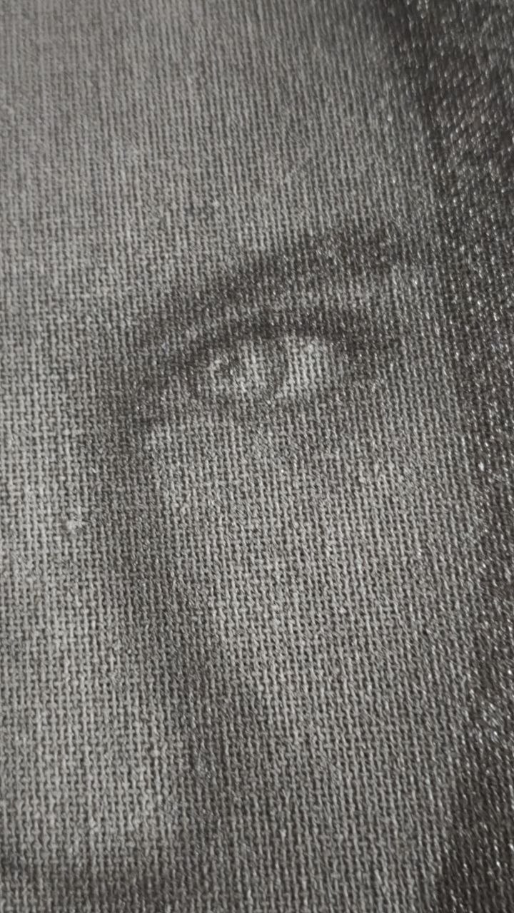 Detail der feinen Lasergravur auf schwarzer Leinwand
